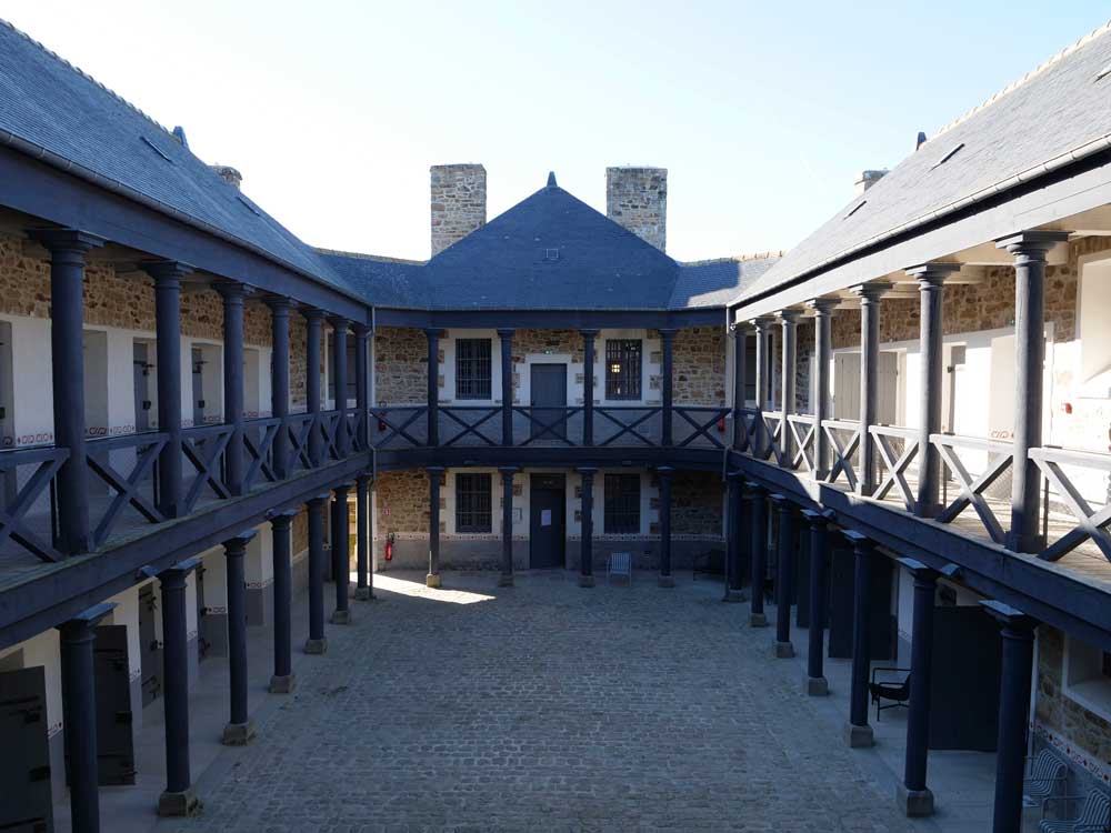 Cour Prison Inseac