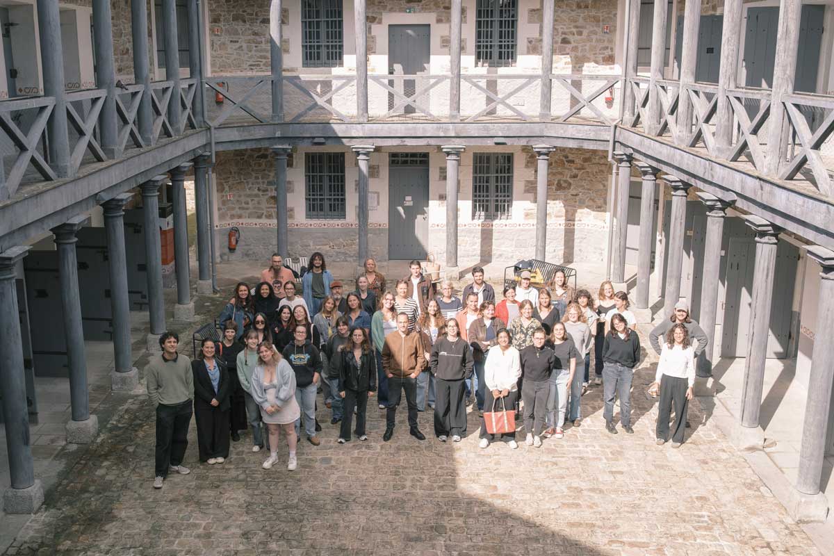 Étudiants du Master 1 et 2 et une partie de l’équipe de l’INSEAC, le 5 septembre 2025, avant une visite patrimoniale de l’ancienne Prison et des locaux de l’INSEAC