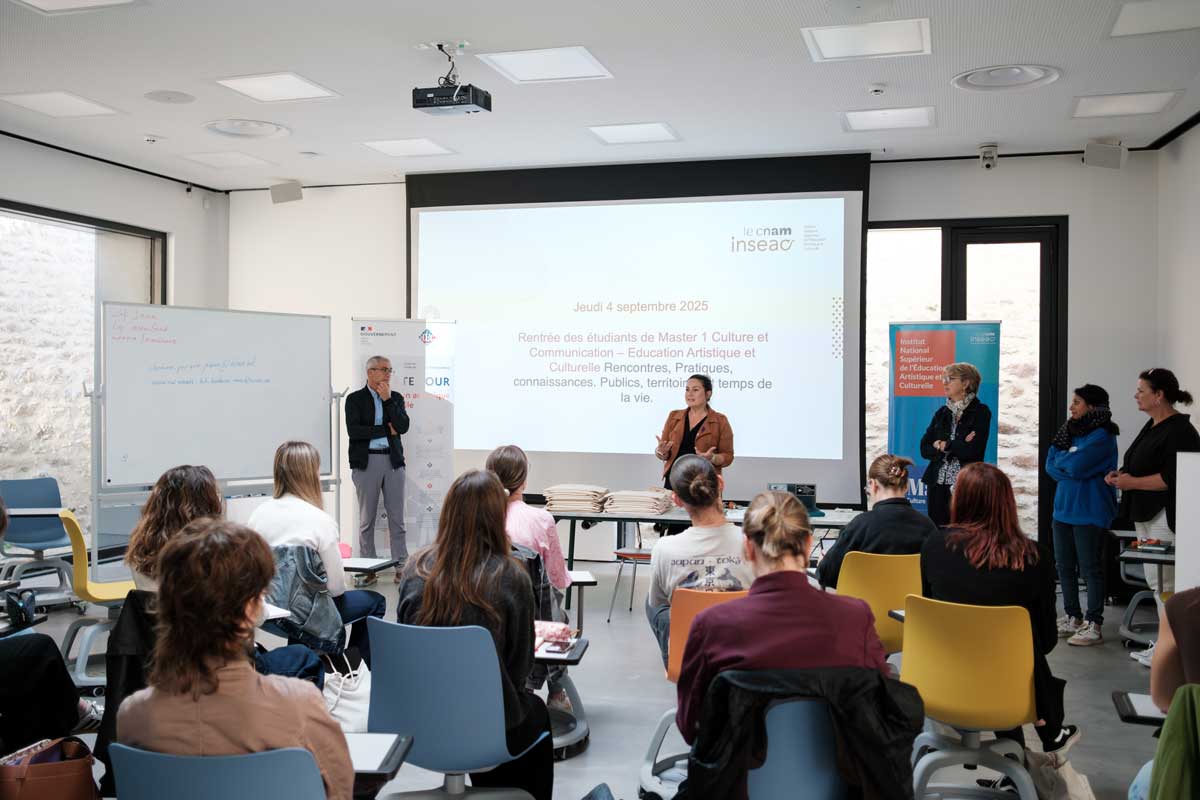 Stéphanie Pourquier-Jacquin, Maîtresse de conférence à l’INSEAC, et l’équipe de l’INSEAC accueillent les étudiants de première année du Master EAC, le 4 septembre 2025